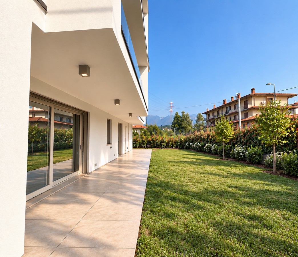 Patio moderno e giardino con montagne